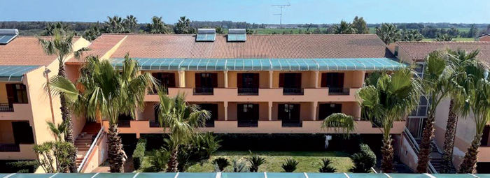 A 1,5 km dalla spiaggia, con navetta