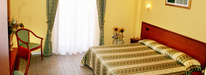 A 1,5 km dalla spiaggia, con navetta