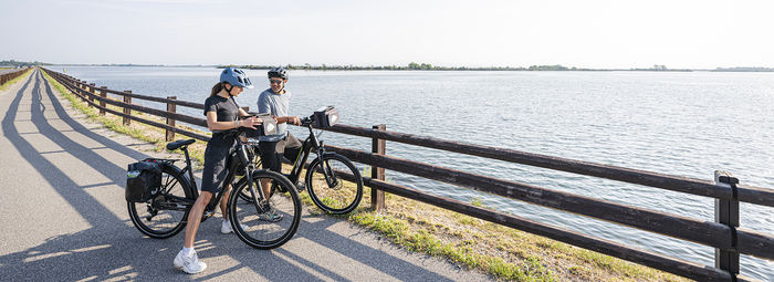 In e-bike lungo la costa tra Toscana e Liguria