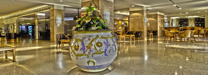 In stile moderno, a 200 metri dalla spiaggia