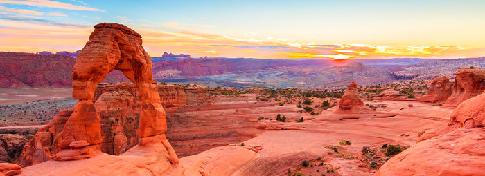 Dalle luci di Hollywood e Las Vegas ai silenzi dei Parchi Nazionali