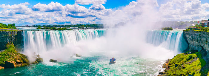 Tra metropoli, orsi, balene e cascate mozzafiato