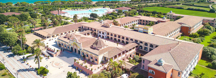 Ampio parco piscine e spiaggia a 150 metri