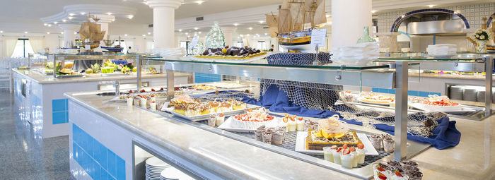 Ampio parco piscine e spiaggia a 150 metri