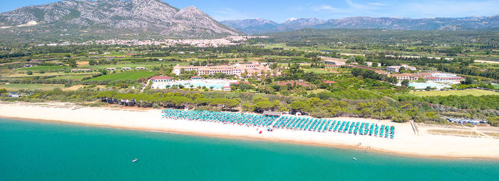 Ampio parco piscine e spiaggia a 150 metri