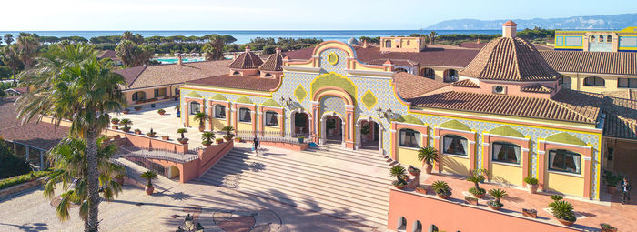 Ampio parco piscine e spiaggia a 150 metri