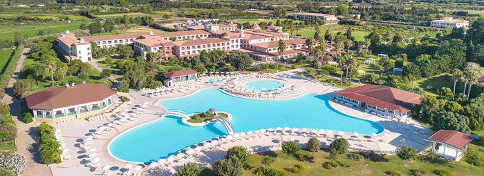 Ampio parco piscine e spiaggia a 150 metri