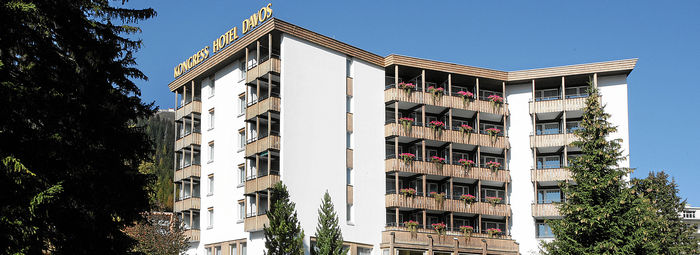 Di fronte al centro congressi di Davos