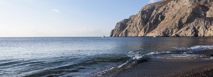 DI FRONTE ALLA FAMOSA SPIAGGIA VULCANICA DI KAMARI