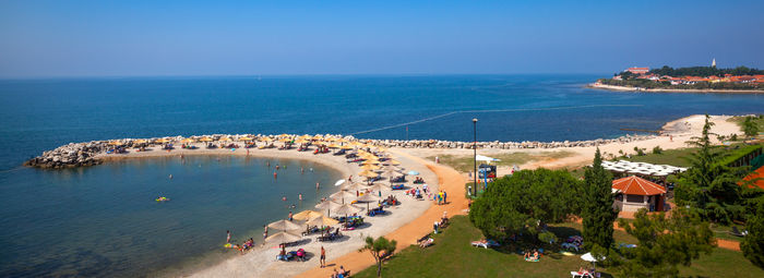 Direttamente sulla spiaggia di ciottoli