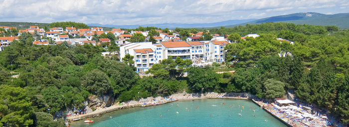 AFFACCIATO SU UNA SPLENDIDA BAIA TURCHESE