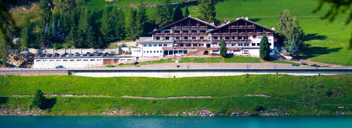 Sulle sponde del lago di Vernago