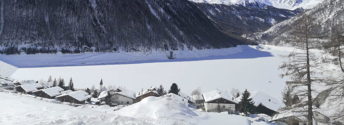 Sulle sponde del lago di Vernago
