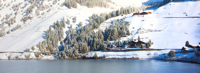 Sulle sponde del lago di Vernago