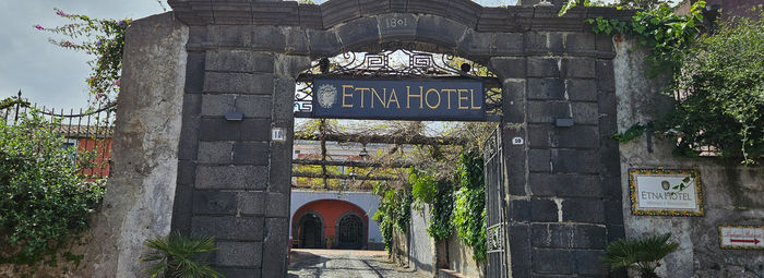 A 2 km dalla spiaggia, con vista sull'Etna