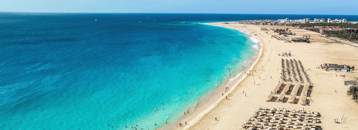 Spiagge infinite con sabbia finissima e mare dai colori caraibici