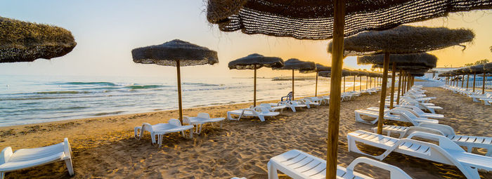 Affacciato sul mare della Sicilia barocca, tra spiagge dorate e borghi senza tempo