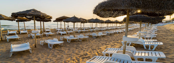 Affacciato sul mare della Sicilia barocca, tra spiagge dorate e borghi senza tempo