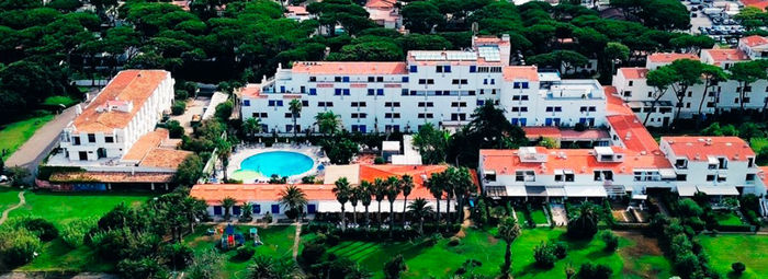 Affacciato sulla spiaggia di Baia Domizia