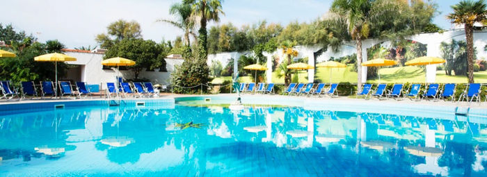 Affacciato sulla spiaggia di Baia Domizia