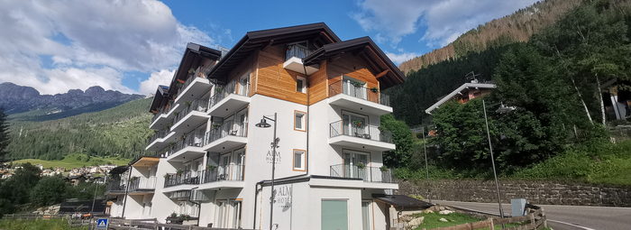 Circondato dalle vette della Val di Fassa