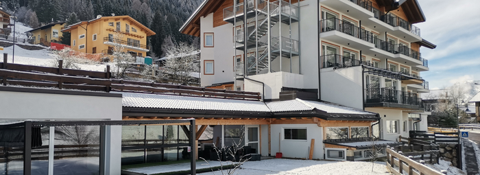 Circondato dalle vette della Val di Fassa
