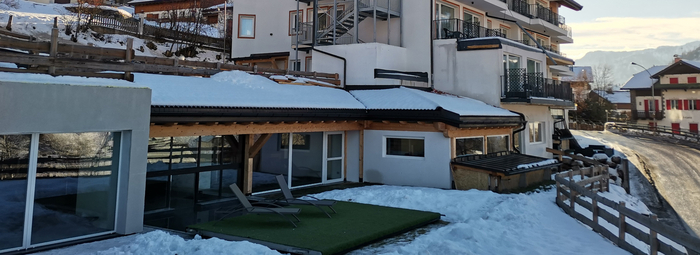 Circondato dalle vette della Val di Fassa
