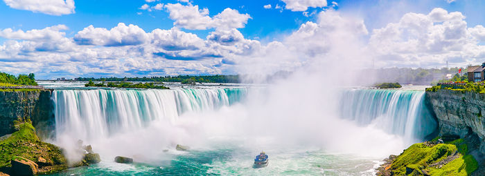 Tra metropoli, orsi, balene e cascate mozzafiato