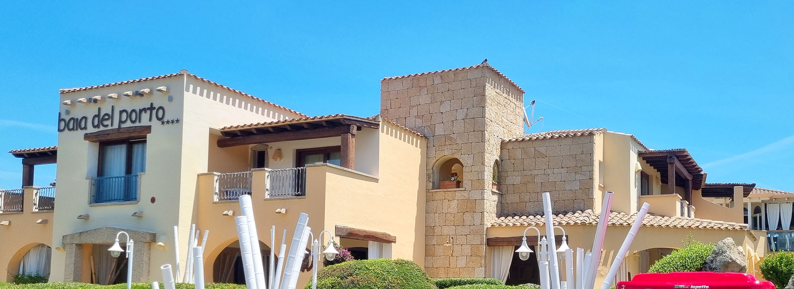 Stile mediterraneo, tra gusto ed eleganza, Pensione completa con bevande ai pasti, servizio spiaggia e volo incluso, 7 notti da € 949