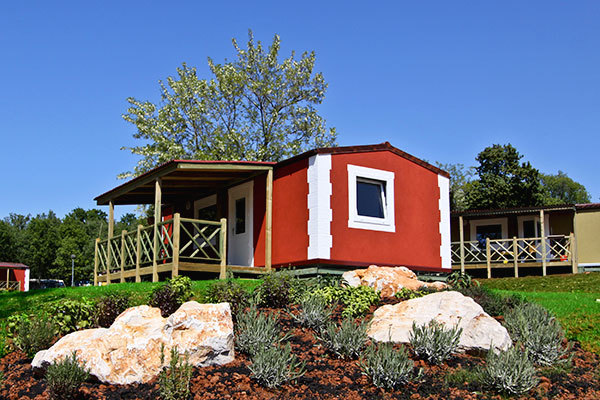 Volete prenotare una vacanza per famiglie numerose o con gruppi di amici? Servizio Viaggi vi propone una selezione di Mobilehome a prezzi imbattibili.